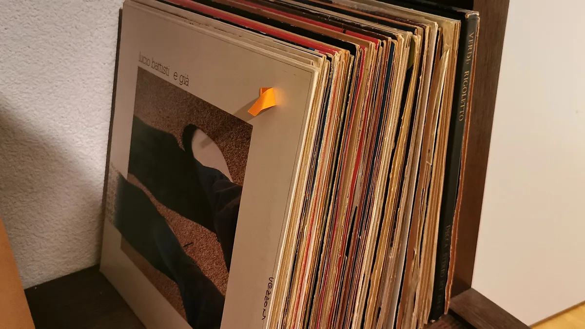 Ein Stapel alter Schallplatten sind mit einem Post-it markiert.